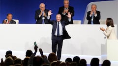 Florentino Pérez saluda a los socios que acudieron a la Asamblea del Real Madrid 2022.