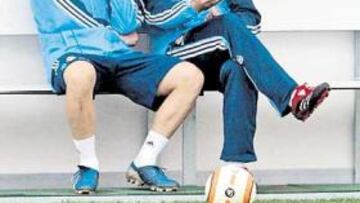 <b>GUTI TIENE SACRIFICIO Y RESPONSABILIDAD</b>. López Caro se quedó conversando ayer con Guti unos minutos tras el entrenamiento: ¿Que por qué he retrasado su posición? Tiene sacrificio y responsabilidad. Ante el Betis pensamos que por tener mucha gente de calidad arriba la posesión sería nuestra y pasó todo lo contrario. Guti hizo un trabajo de desgaste importante.