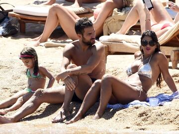 Cesc Fàbregas y Daniella Seeman pasaron unos días de vacaciones en la playas de Cerdeña junto a su familia.