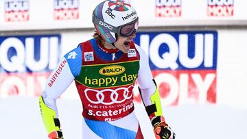 Marco Odermatt celebra su victoria en el gigante de Santa Caterina en la Copa del Mundo de Esqu&iacute; Alpino.