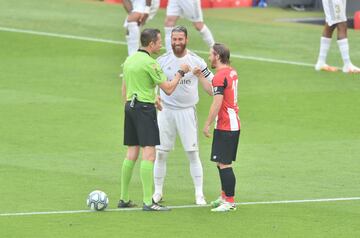 Sergio Ramos e Iker Muniain, capitanes del Real Madrid y Athletic respectivamente, saludan al colegiado del encuentro, José Luis González González.