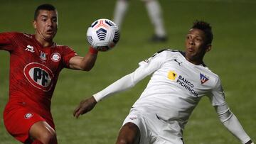 Futbol, Union La Calera vs Liga Deportiva Universitaria de Quito.
 Copa Libertadores 2021.
 El jugador de Union La Calera Billy Arce, derecha, disputa el balon con Esteban Valencia de Liga Deportiva Universitaria de Quito durante el partido de Copa Libertadores realizado en el estadio Nicolas Chahuan de La Calera, Chile.
 21/04/2021
 Andres Pina/Photosport
 
 Football,  Union La Calera vs Liga Deportiva Universitaria de Quito.
 2021 Copa Libertadores Championship.
 Union La Calera&#039;s player Billy Arce, right, battles for the ball against Esteban Valencia of Liga Deportiva Universitaria de Quito during the Copa Libertadores Championship match held at the Nicolas Chahuan stadum in La Calera, Chile.
 21/04/2021
 Andres Pina/Photosport