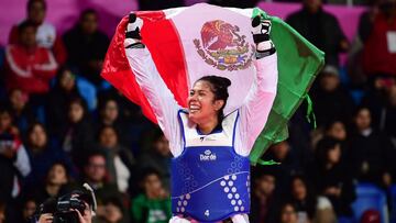 Briseida Acosta festeja con la bandera de M&eacute;xico en Panamericanos.