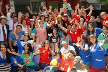 Los niños del Colegio "Con todo el Corazón" recibieron a la ministra y diversos deportistas.