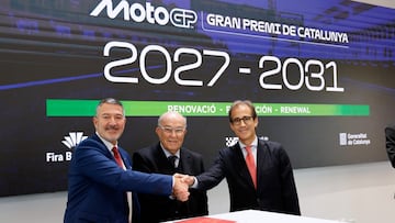 Miquel Sàmper, presidente de Montmeló, Carmelo Ezpeleta, CEO de Dorna y Pau Relat, presidente de Fira de Barcelona, en el acuerdo de renovación de MotoGP en Barcelona.
