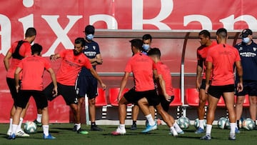 Nolito realiza un pase ante De Jong y Fernando, con Julen Lopetegui al fondo, en un entrenamiento reciente del Sevilla. 