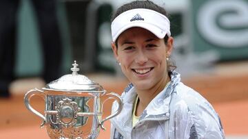 Garbi&ntilde;e Muguruza posa con el t&iacute;tulo de campeona de Roland Garros.