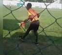 El bailecito de un árbitro que es viral: ojo cómo lo mira el jugador