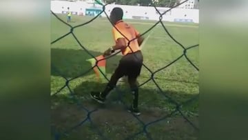 El bailecito de un árbitro que es viral: ojo cómo lo mira el jugador