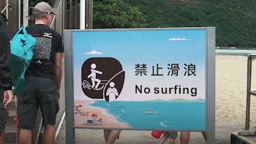 Carteles de No Surfing en Hong Kong, en la playa de Big Wave Bay.