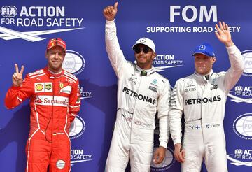 Lewis Hamilton, celebrando su pole, junto a Sebastian Vettel y Bottas en el pódium.  