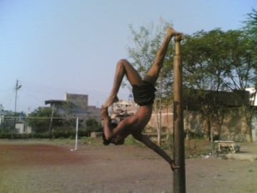 Mallakhamba es un deporte tradicional indio en el que el gimnasta realiza ejercicios, acrobacias, equilibrios... y todo sin bajarse de un poste de madera.