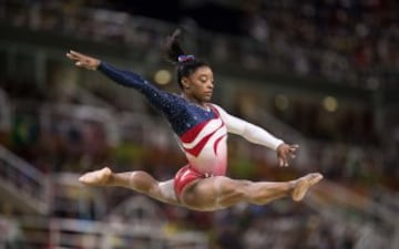 A sus 21 años, la gimnasta estadounidense ya es llamada a ser la próxima reina de la gimnasia. En los anteriores Juegos Olímpicos de Río 2016, consiguió cinco medallas, cuatro de ellas de oro. También cuenta con 14 medallas de campeonatos mundiales, 10 do