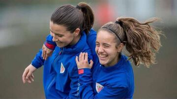 Damaris y Maite Oroz con el Athletic.