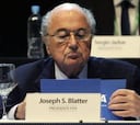 Blatter plantea la pérdida de puntos o descensos por racismo