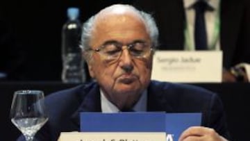 Blatter plantea la pérdida de puntos o descensos por racismo