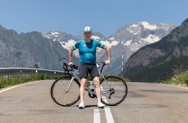 “El asfalto es de esos que, en agosto, cuando vengamos de nuevo, puede parecer que se derrita”, cuenta Laiseka. Una vez acaba esta curva a derechas, hay un descenso hacia el valle para afrontar un camino más llevadero hasta la meta. Este es el punto del ataque ganador hace 20 años. “Aquí fue mi primera victoria con casco en 2005… y la última. Logré cinco en mi vida, así que me acuerdo bien de todas”, bromea el vasco, que se quedó con “la espina” de no poder completar el triplete de etapas en grandes vueltas con el Giro tras estar toda su carrera deportiva en la estructura del Euskaltel Euskadi (1994-2006).



