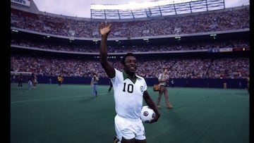 El futbolista brasileño, Pelé, con la camiseta del New York Cosmos.