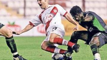 <b>TRABADO. </b>Movilla cae al suelo por una entrada de Wakaso durante el partido en el Teresa Rivero.