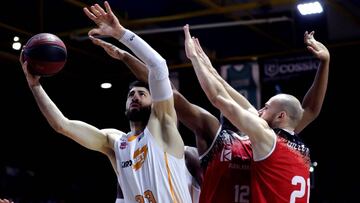 Tornike Shengelia lanza ante Osas Ehigiator y Pierre-Antoine Gillet.