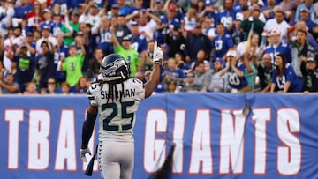 EAST RUTHERFORD, NJ - OCTOBER 22: Richard Sherman #25 of the Seattle Seahawks taunts the crowd after breaking up a potential touchdown against the New York Giants during the first quarter of the game at MetLife Stadium on October 22, 2017 in East Rutherford, New Jersey. Al Bello/Getty Images/AFP
== FOR NEWSPAPERS, INTERNET, TELCOS & TELEVISION USE ONLY ==