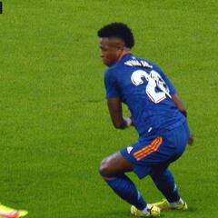 Entre tantas cosas que hizo se perdió este pedazo de regate de Vinicius a Oyarzabal