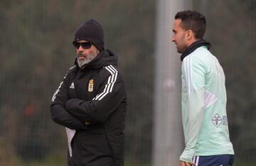 02/03/23 
REAL OVIEDO 
ENTRENAMIENTO DEL REAL OVIEDO
 
CERVERA ENTRNADOR DEL REAL OVIEDO CON MONTORO