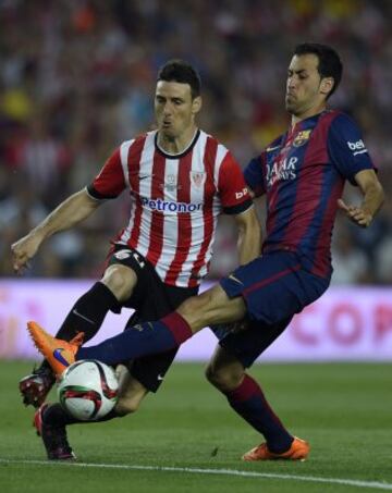 Sergio Busquets y Aritz Aduriz.