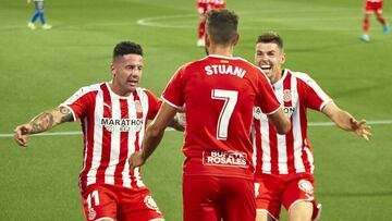 Stuani, felicitado por sus compañeros.