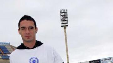 <b>ÍDOLO. </b>Delibasic, que hizo un hat-trick en la primera vuelta, posa con la camiseta de la afición.