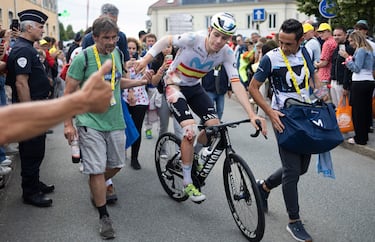 Ivan Romeo, llegó a meta con el lado derecho ensangrentado después de sufrir una caída durante la etapa 20 del Tour de Francia.