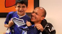 Antonio y Juan David P&eacute;rez con la camiseta autografiada por todo millonarios 