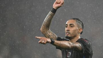 Barcelona's Brazilian forward #11 Raphinha celebrates victory with teammates at the end of the UEFA Champions League, league phase football match between SL Benfica and FC Barcelona at Luz stadium in Lisbon on January 21, 2025. Barcelona won 4-5. (Photo by PATRICIA DE MELO MOREIRA / AFP)