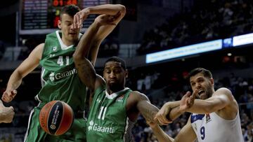 Felipe Reyes pelea por un balón con Brad Wanamaker y Ante Zizic.