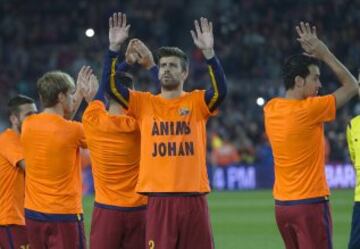 Los jugadores del Barcelona salen al terreno de juego con camisetas naranjas en apoyo a Johan Cruyff que ha sido diagnosticado de cancer de pulmón.