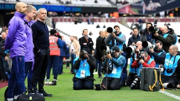 Jose Mourinho junto a su staff t&eacute;cnico ante los medios gr&aacute;ficos. 