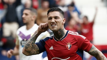 PAMPLONA, 30/10/2022.- El delantero argentino del Osasuna Luis Ezquiel 'Chimy' Ávila celebra tras marcarle un gol de penalti al Real Valladolid durante su partido de LaLiga de fútbol disputado en el estadio El Sadar, este domingo, en Pamplona. EFE/ Jesús Diges
