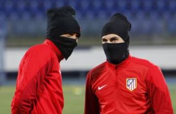 Los jugadores del Atlético durante una sesión de entrenamiento en el estadio Petrovsky de San Petersburgo. El Atlético de Madrid se enfrentará al Zenit de San Petersburgo mañana en champions league