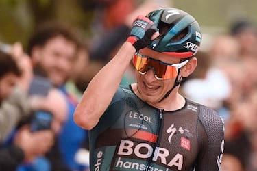 Victoria del alemán Lennard Kämna que la celebra apretando el puño. 

