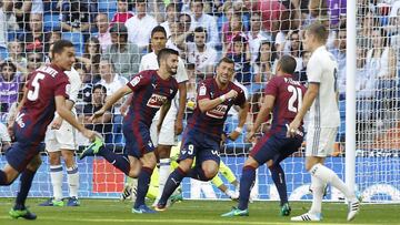 2-10-2016. Los compañeros acuden a celebrar el gol con Fran Rico, que era el 0-1.