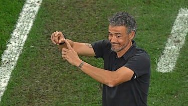 Spain's coach Luis Enrique gestures during the Qatar 2022 World Cup round of 16 football match between Morocco and Spain at the Education City Stadium in Al-Rayyan, west of Doha on December 6, 2022. (Photo by MANAN VATSYAYANA / AFP)
