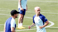 Simeone y Griezmann, en un entrenamiento del Atlético.