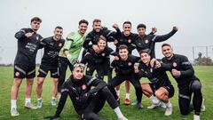 El Girona posa en una foto de grupo.