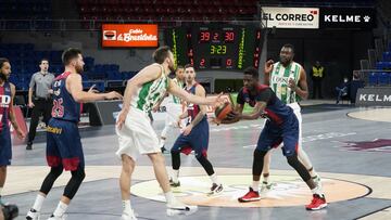 El Baskonia y el Betis, durante el partido de la jornada 20 de la Liga Endesa