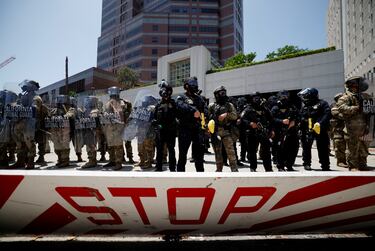 Miembros de la Guardia Nacional de California hacen guardia, mientras se lleva a cabo una manifestación contra las redadas federales de inmigración, afuera del edificio federal Edward R. Roybal, luego de su despliegue por el presidente de los Estados Unidos, Donald Trump, en respuesta a las protestas, en Los Ángeles.