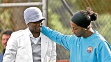 <b>LLEGÓ VESTIDO DE BLANCO. </b>Samuel Etoo aterrizó con cuatro días de retraso en Barcelona y aprovechó para visitar la sus compañeros.