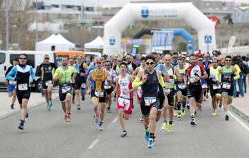 Los duatletas madrile?os Manuel D¨ªaz y Beatriz Molina cosecharon dos trabajadas victorias en la tercera edici¨®n del Du Cross Alcobendas. La localidad recibi¨® a 170 duatletas con el parque natural de Valdelatas como escenario ideal para esta pr¨¢ctica deportiva. El pr¨®ximo reto del circuito ser¨¢ el s¨¢bado 11 de mayo en Villanueva de la Ca?ada.