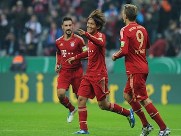 Takashi Usami brilló en la Meiji Yasuda J1 League antes de fichar por el Bayern de Múnich. Pasó de ser la estrella del Gamba Osaka a terminar en el equipo bávaro en la temporada 2011/12, donde no destacó. A pesar de que dejó destellos en pretemporada, estuvo más tiempo jugando con el filial que con el primer equipo. El club alemán no ejerció la opción de compra del delantero japonés, y, Usami regresó de nuevo al Gamba Osaka, donde decidieron cederle al Hoffenheim, donde tampoco cuajó del todo. Estuvo en más equipos de la liga alemana como el Augsburgo o el Fortuna Düsseldorf. No obstante, en Alemania nunca ha tenido fortuna y regresó más delante de nuevo al club de sus inicios.