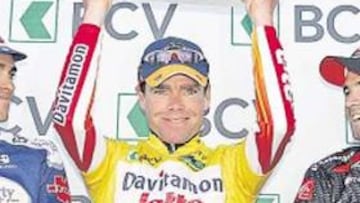 <b>GRAN ESCOLTA. </b>Alberto Contador y Alejandro Valverde flanquean a Cadel Evans en el podio.