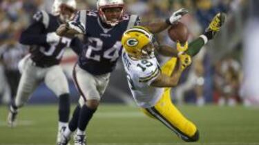 Bradley Fletcher intenta impedir una recepción de Myles White durante el partido de pretemporada de los Patriots contra los Packers.